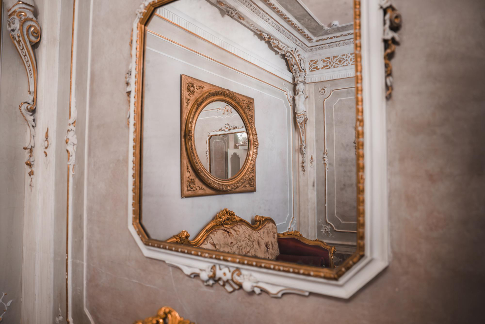 Sztukateria przy lustrze